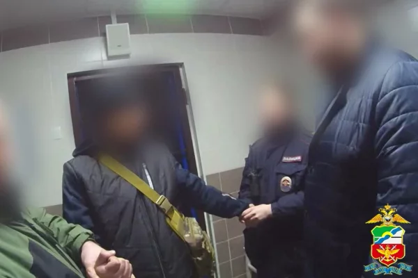 В Кемерове на автовокзале пассажир с пакетом спайса попался полицейским