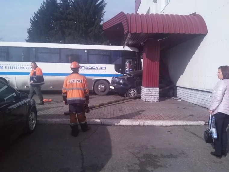 Фото: В Кузбассе машина превратилась в груду металла после столкновения с автобусом 2