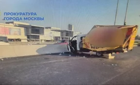В Москве подросток на «ГАЗели» въехал в железобетонное ограждение