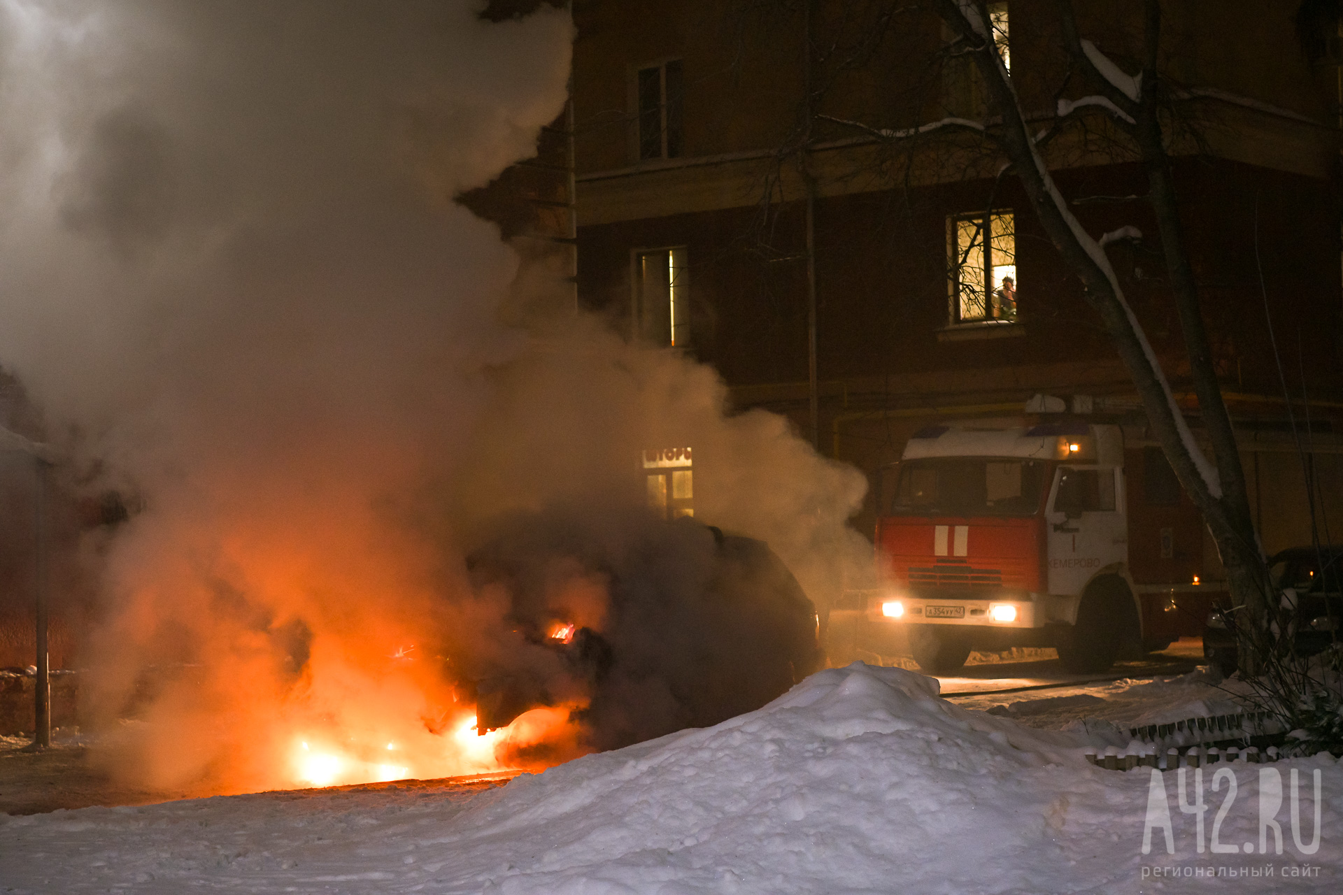 В Кузбассе огонь полностью уничтожил внедорожник