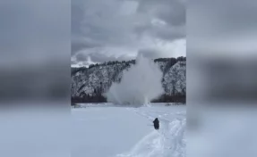 В Таштагольском районе взорвали лёд на реке Мрассу
