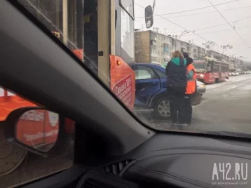 Фото: На кемеровском перекрёстке столкнулись трамвай и такси 1