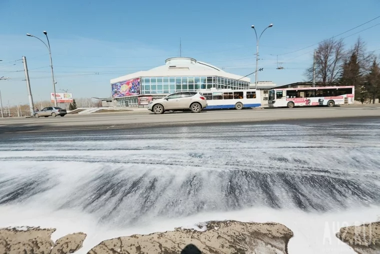 Фото: В Кемерове дороги начали чистить от пыли розовой водой 5