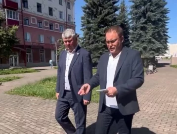 Фото: Илья Середюк отреагировал на жалобы горожан и прошёлся по центру Междуреченска 1