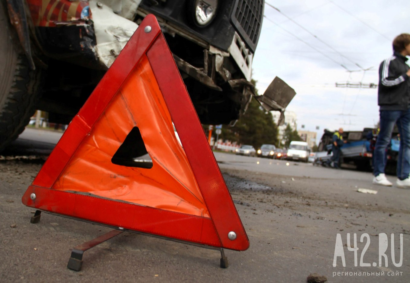 Очевидцы: пьяный водитель иномарки врезался в ВАЗ и влетел в столб в Кемерове