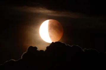 Фото: Началось самое продолжительное лунное затмение XXI века 1
