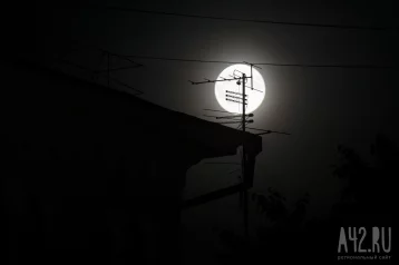 Фото: Светящийся объект возле Луны привлёк внимание кузбассовцев  1