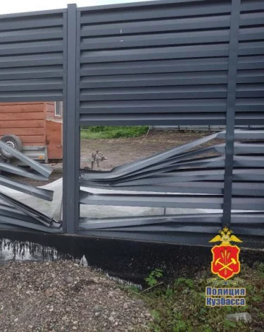 В Новокузнецком округе женщина сломала забор, чтобы выйти к людям