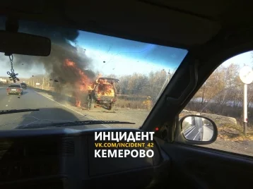 Фото: Вечером в пятницу в Кемерове прямо на дороге загорелся автомобиль 1