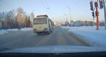 Фото: В Кемерове водитель маршрутки дважды проехал на запрещающий сигнал светофора: его оштрафовали 1