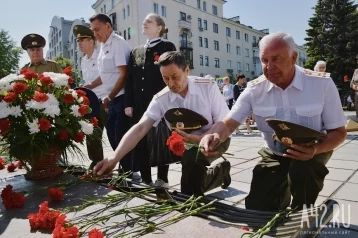 Фото: В Кемерове состоялось возложение цветов к Мемориалу Славы воинов-кузбассовцев 4