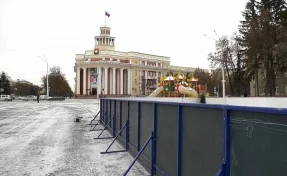 На главной площади Кемерова начали монтировать хоккейную коробку
