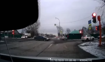 Фото: Появилось видео наезда автомобиля на пешеходов в Кемерове 1