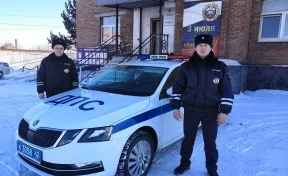 Кузбасские полицейские спасли из горящего дома двух женщин с маленькими детьми