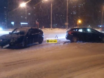 Фото: В Кемерове столкнулись две иномарки на проспекте Химиков 1