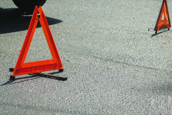 Автомобиль такси попал в жёсткую аварию в Новокузнецке