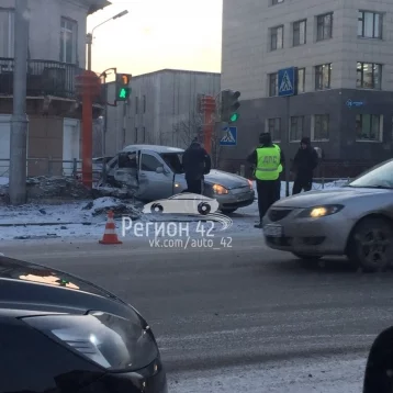 Фото: В Кемерове автомобиль Lada выбросило на тротуар после аварии 1