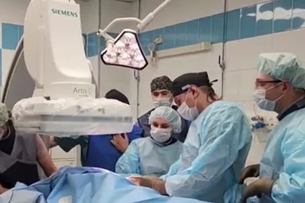 На юге Кузбасса пациенту с высоким риском остановки сердца впервые вживили подкожный дефибриллятор