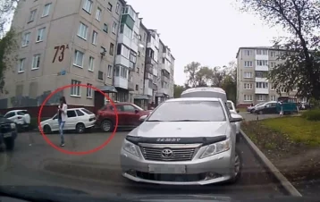 Фото: Необычное ДТП в кемеровском дворе сняли на видео 1