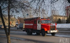 В Кемерове загорелся склад: пожар тушили 38 человек