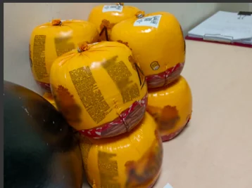Фото: Кемеровчанин пытался вынести из магазина 9 килограммов сыра 1