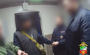 В Кемерове на автовокзале пассажир с пакетом спайса попался полицейским