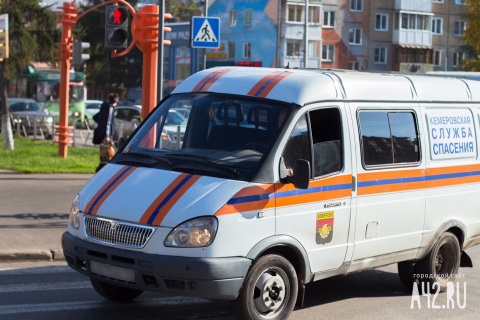 В Кемерове детям понадобилась помощь спасателей: трое оказались заперты в квартире и один в машине