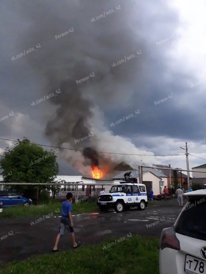 Фото: В Кузбассе частный дом загорелся после удара молнии 2
