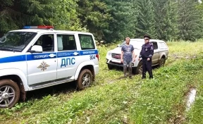 В Кузбассе сотрудники ГИБДД помогли застрявшему в лесу водителю