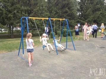 Фото: В кемеровском парке имени Жукова открыли новую детскую площадку 1