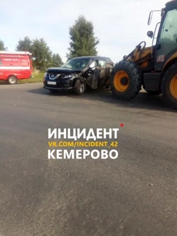 Фото: На кемеровском перекрёстке столкнулись трактор и автомобиль Nissan 1