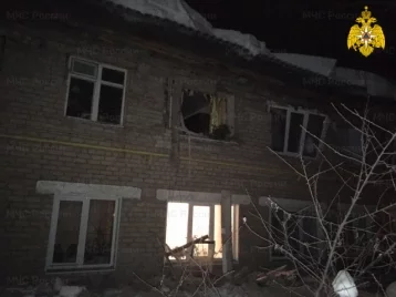 Фото: В Оренбуржье из-за снега просела крыша и разрушились оконные проёмы жилого дома 1
