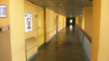 Фото: В Киселёвске начали ремонтировать протекающую кровлю железнодорожного вокзала 3