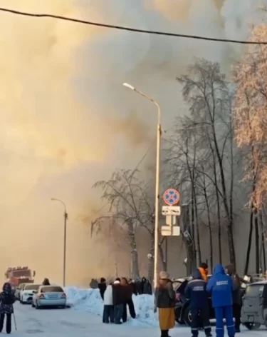 В Новосибирске горит педагогический колледж, людей эвакуировали