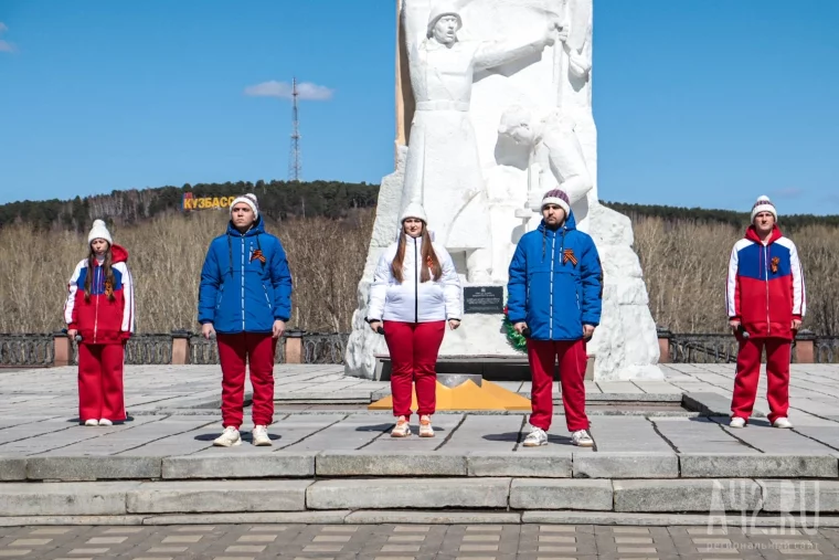 Фото: Губернатор Кузбасса раздал георгиевские ленточки в центре Кемерова 8