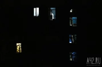 Фото: Плотная штора защитила жильцов квартиры от обломков БПЛА на юго-западе Москвы 1