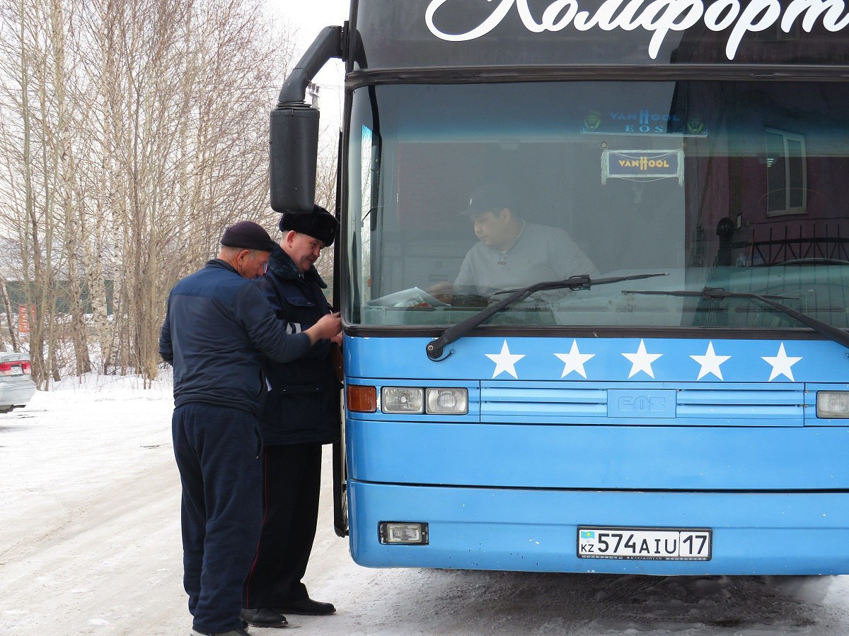 Сотрудники ГИБДД задержали на кузбасской трассе автобус с 60 иностранцами 