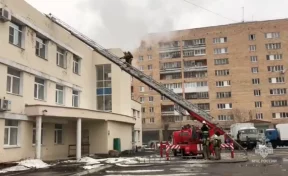 В Екатеринбурге загорелась кровля поликлиники, пациентов и посетителей эвакуировали