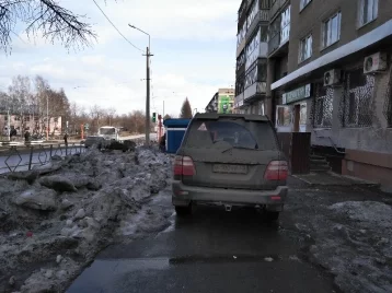 Фото: Кемеровчанина оштрафовали за парковку на тротуаре 1