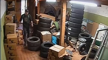 Фото: В Кузбассе кладовщик поджёг магазин, чтобы скрыть кражу шин 1