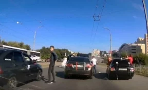 В Кемерове полиция составила 10 протоколов на водителей свадебного кортежа, перекрывшего дорогу