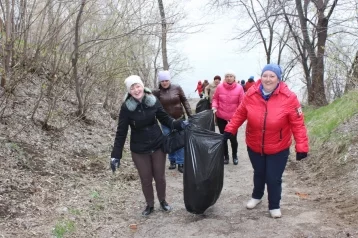 Фото: Кемеровчане очистили почти полкилометра прибрежных зон в Кировском районе 1