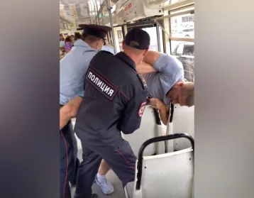Фото: В Кемерове пассажира без маски силой вывели из трамвая: в КЭТК прокомментировали инцидент 1