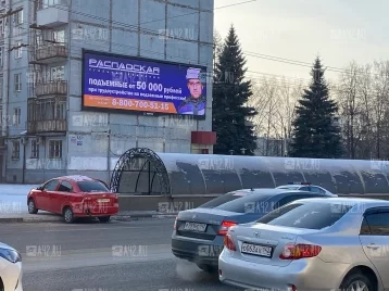 Фото: Соцсети: в Кузбассе автомобиль вылетел на остановку и врезался в подземный переход 1