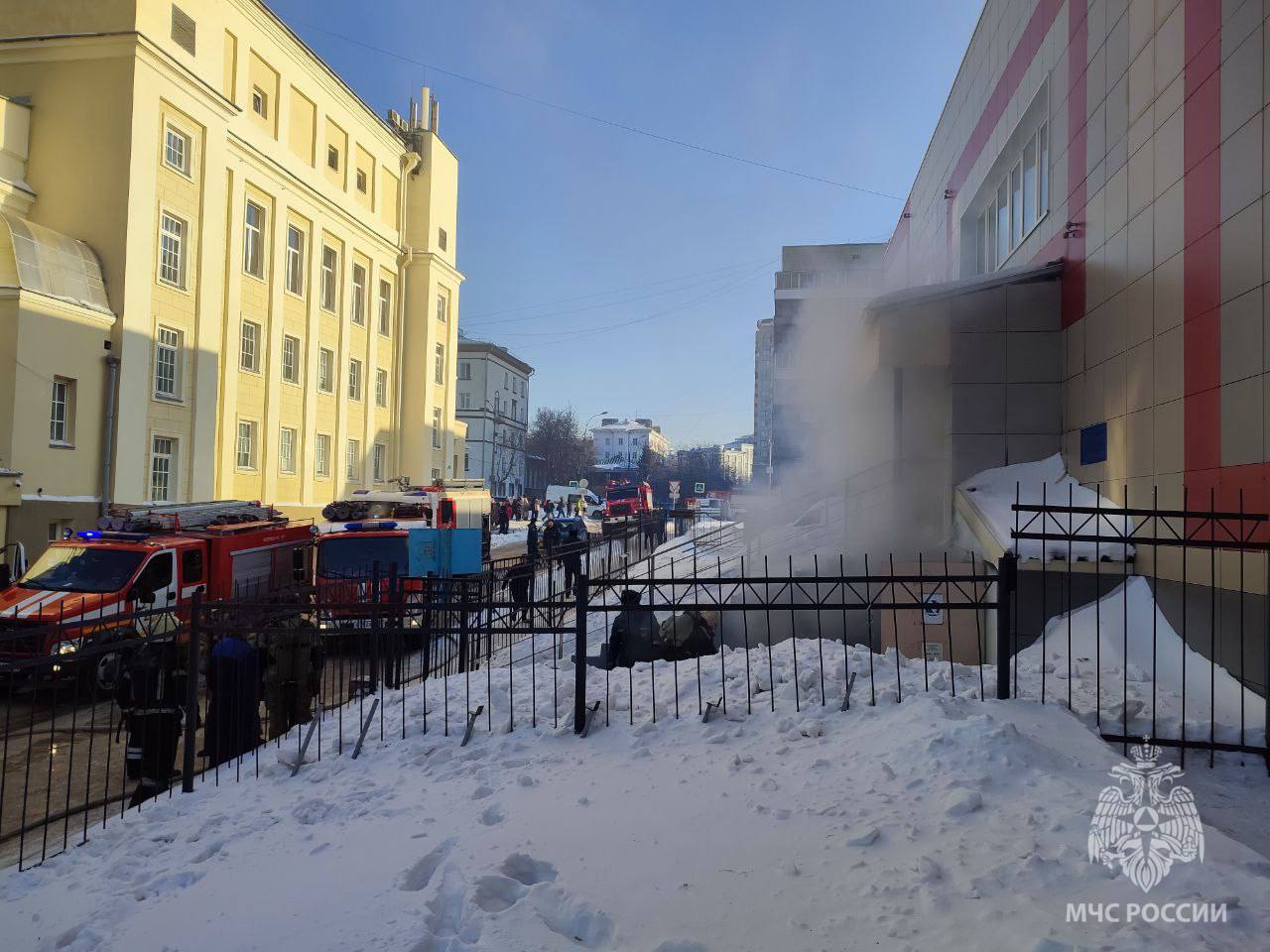 В Новосибирске загорелся подвал в гимназии из-за сварки, один человек погиб