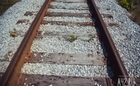 В Кузбассе два человека попали под поезд: один погиб, второй получил травмы