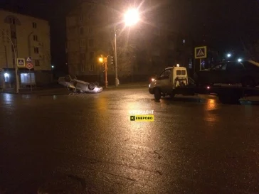 Фото: В Кемерове произошло страшное ДТП: такси опрокинулось на крышу  3