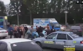 Видео массовой драки в Кемерове выложили в Сеть