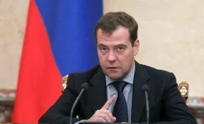  «Конец надежде»: Медведев прокомментировал подписанный Трампом закон о санкциях
