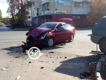 Фото: В Кузбассе иномарка вылетела на тротуар с пешеходами 2